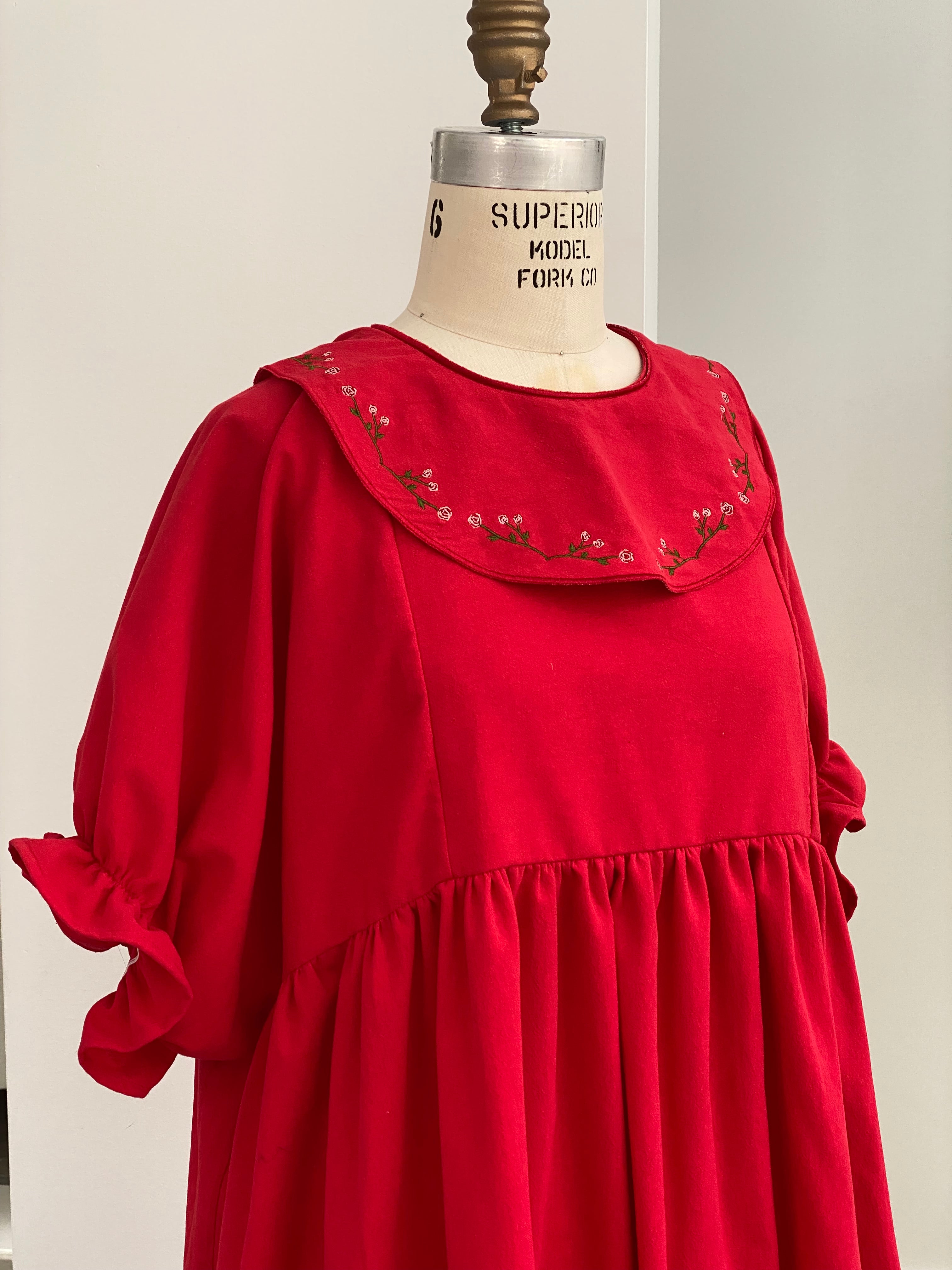 Robe à col brodé de roses Charlie