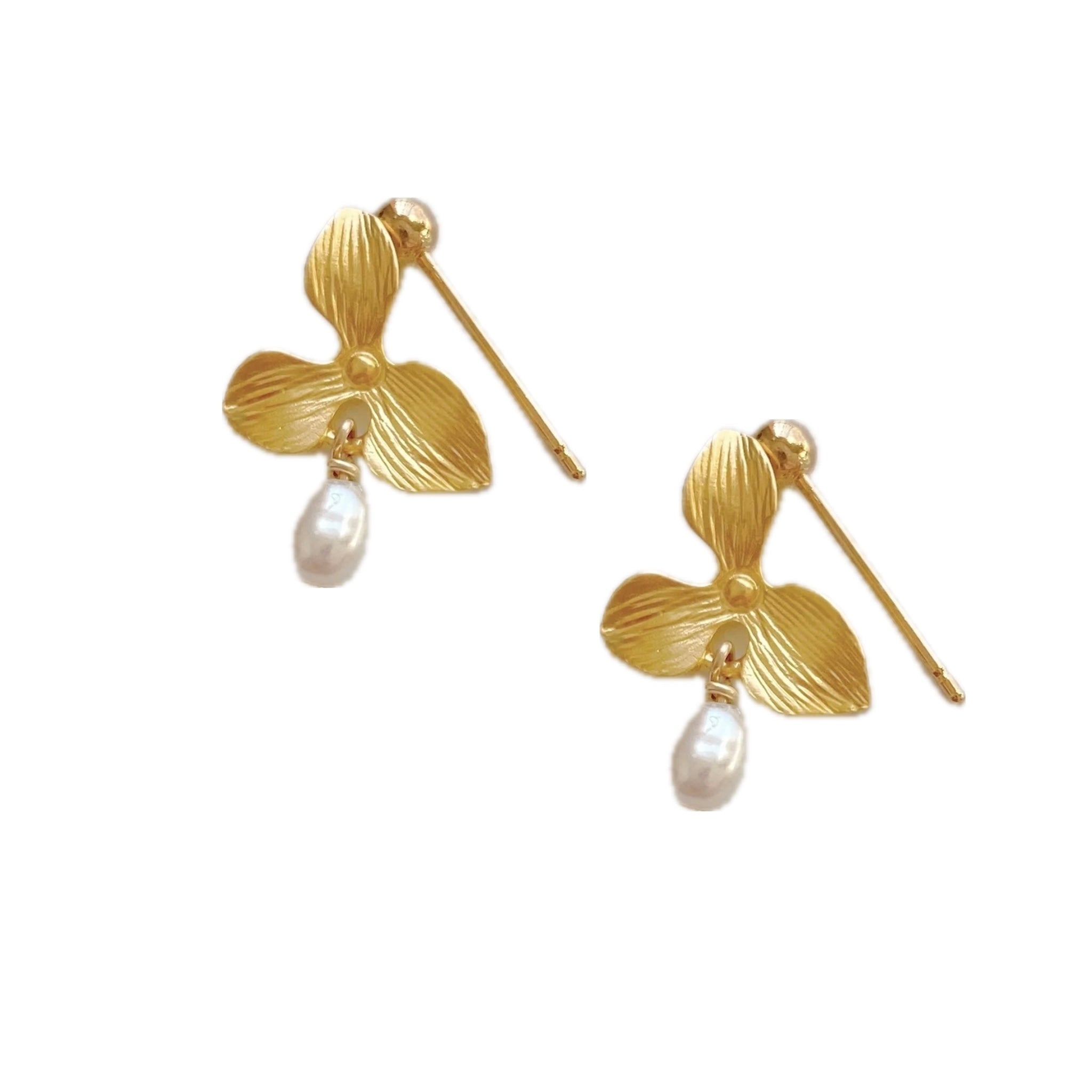 The Annette Earrings by Noémiah are crafted in the shape of orchid petals, each featuring a lustrous freshwater pearl hanging at the bottom. Designed to be tarnish-resistant, these exquisite earrings promise enduring beauty and elegance.