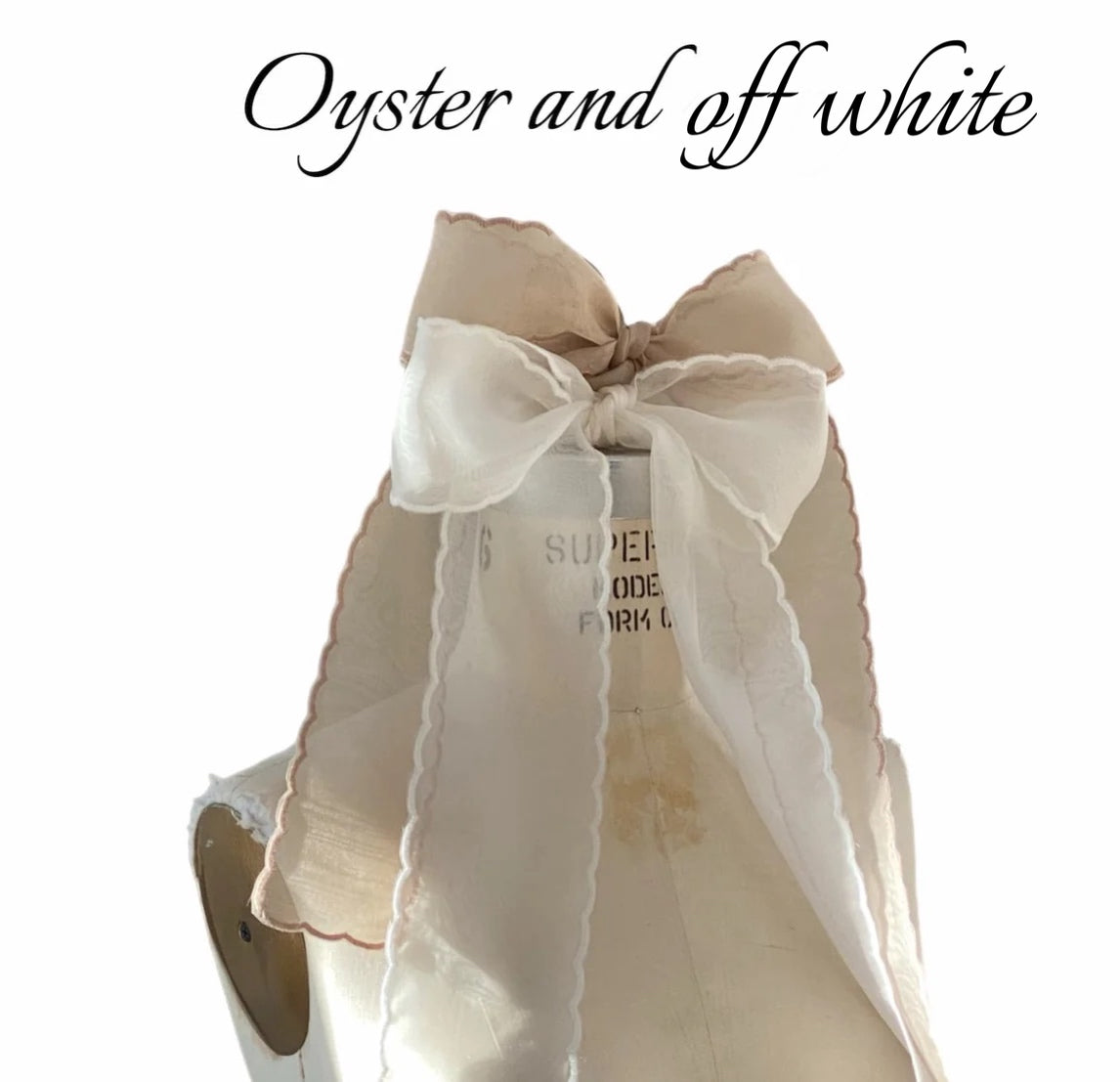 Ruban de soie Noémiah — Modèle classique en organza transparent superposé beige et blanc, aux bords brodés, noué en nœud sur un mannequin de couture, avec l'inscription Oyster et la mention blanc cassé au-dessus.
